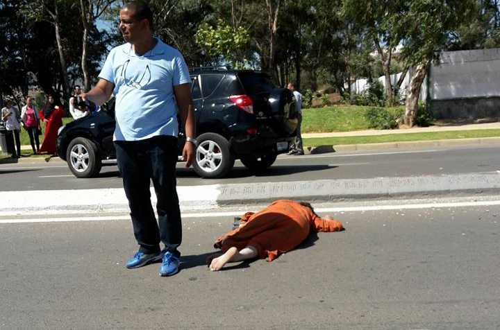 طنجة: فرار سائق سيارة بعد قتله لسيدة كانت بصدد قطع&nbsp;الطريق.