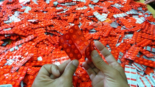 فاس: توقيف شقيقين و ضبط بحوزتهما 4000 قرص من مخدر ” الإكسطا”مخبئة في ملابسهم&nbsp;الداخلية.