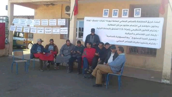 أعضاء جماعة قروية بإقليم تاونات يخوضون إعتصام مفتوح أمام مقر&nbsp;الجماعة.