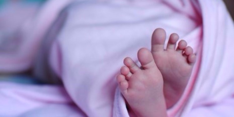 شمن كبدة عندهم؟؟؟ … العثور على رضيع مرمي داخل حقيبة و الكلاب تحوم حوله بمدينة&nbsp;أزرو.